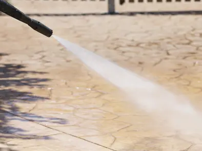 Limpieza del hormigón impreso mediante el uso de agua a alta presión. Limpieza del hormigón impreso mediante el uso de agua a alta presión.